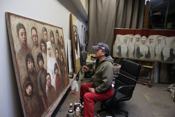 Yin Xin dans son atelier parisien réalisant deux œuvres suite à sa visite à Beaune en 2019. © Yin Xin